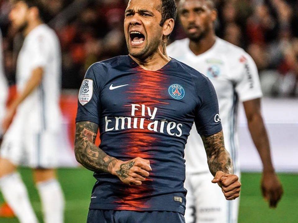 Dani Alves abandona al Paris Saint-Germain