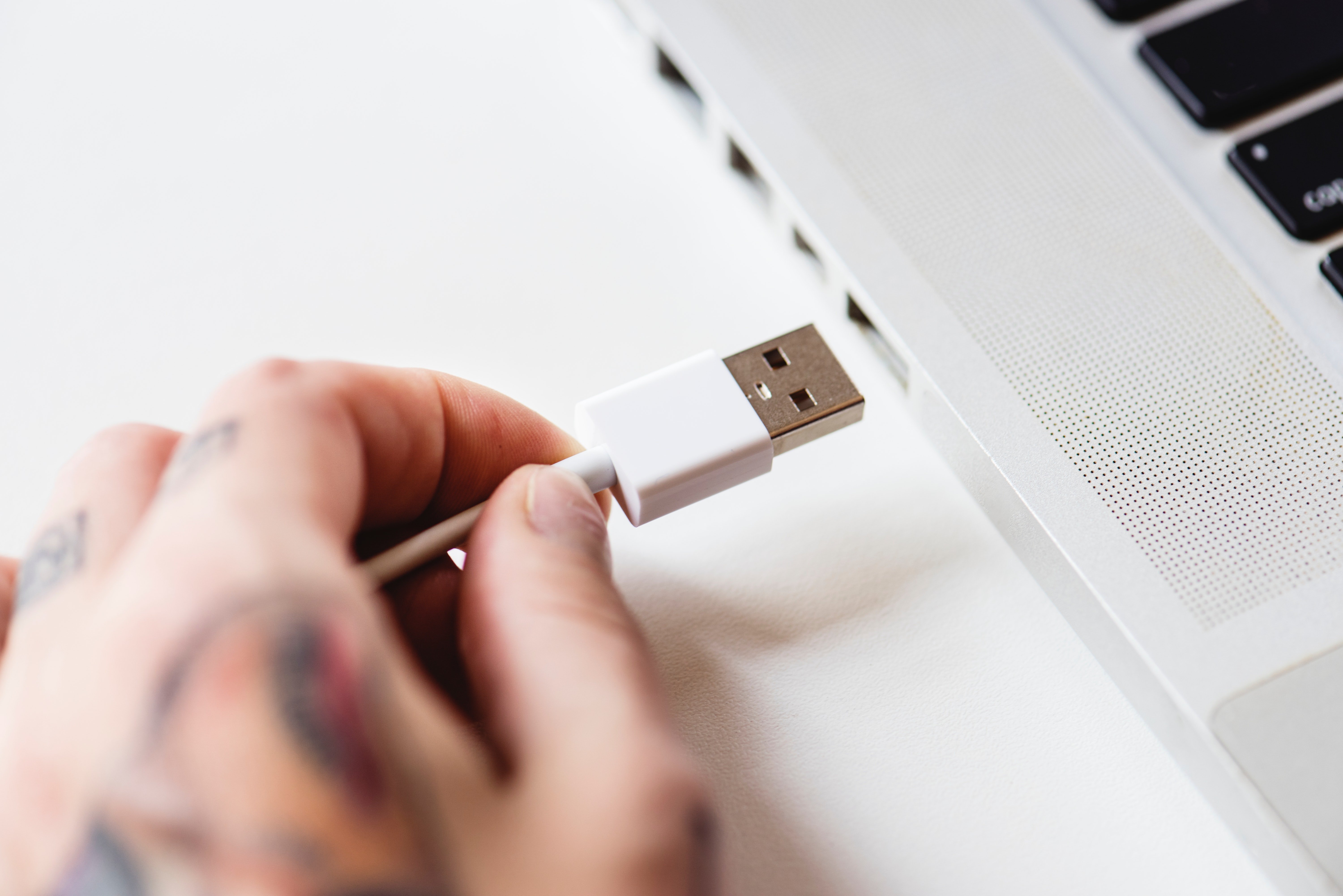 Creador del USB cuenta por qué el mayor defecto de su diseño fue sólo una necesidad