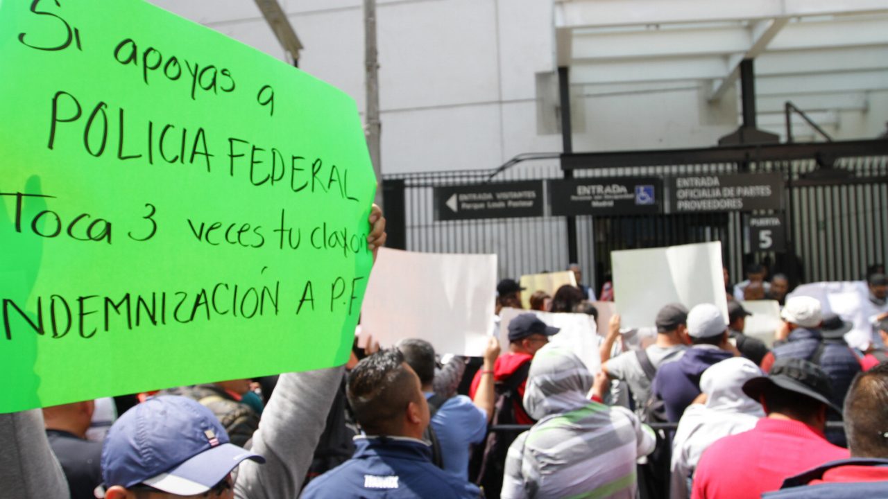 Policías protestan afuera del Senado y buscan reunión con legisladores