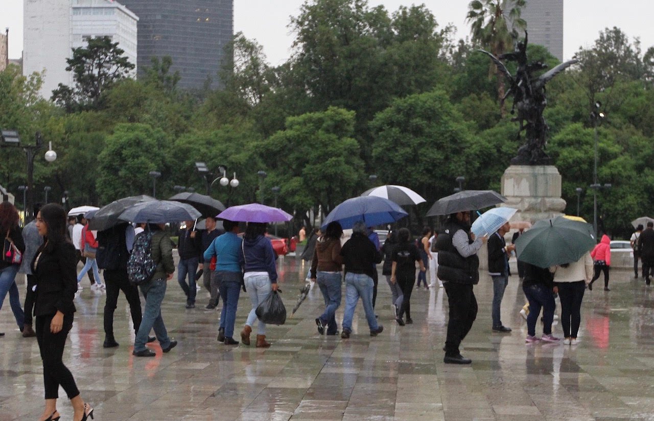 Intensa lluvia colapsa la CDMX: encharcamientos en avenidas, Metro, AICM…
