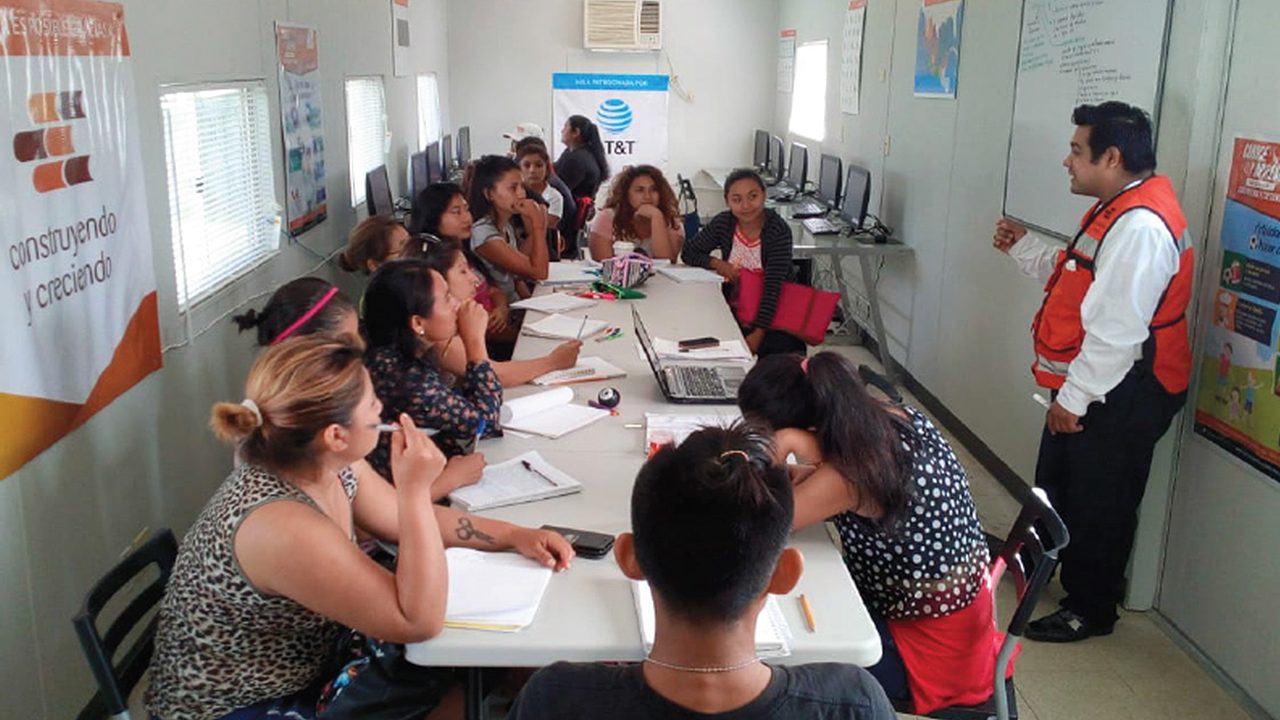 Cómo las aulas móviles pueden ayudar a cerrar la brecha digital