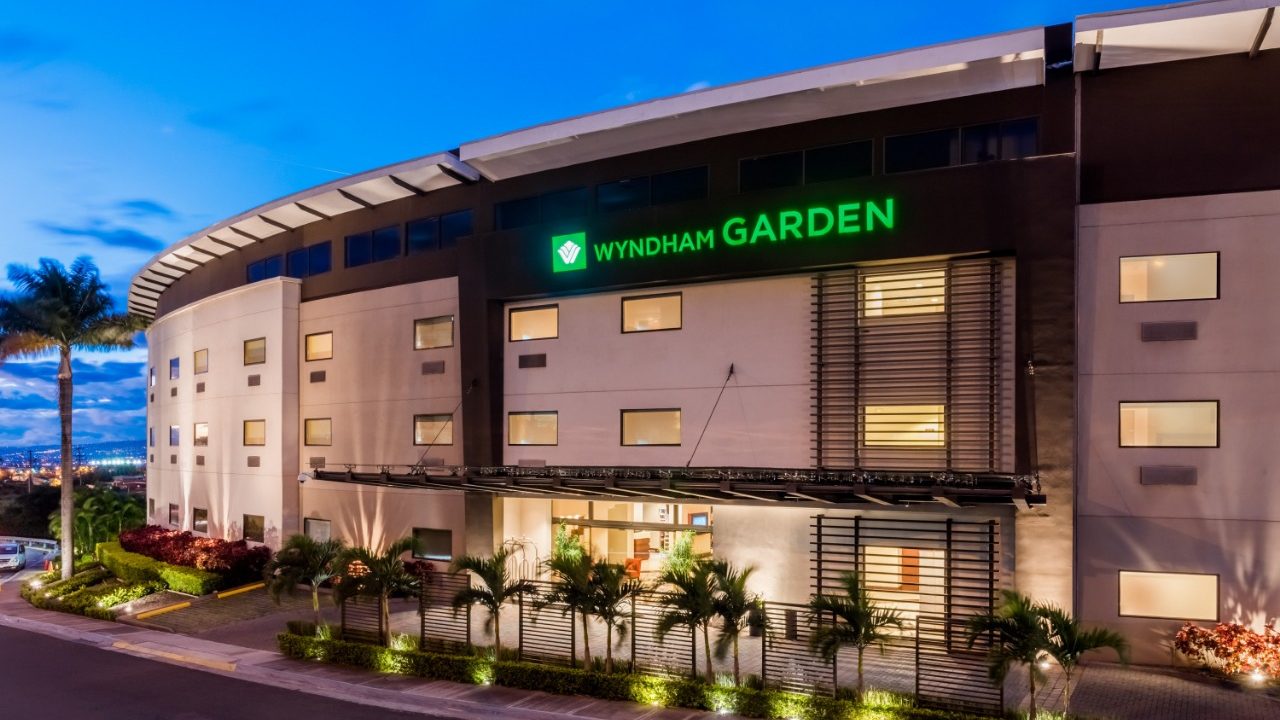 Turistas de EU y Canadá, el remedio de Wyndham contra el sargazo en México