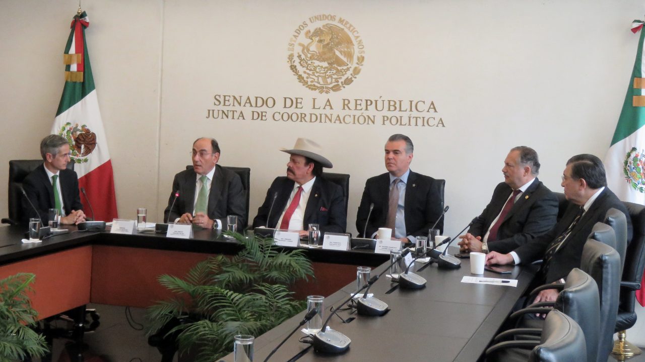 La española Iberdrola respalda la política energética de AMLO