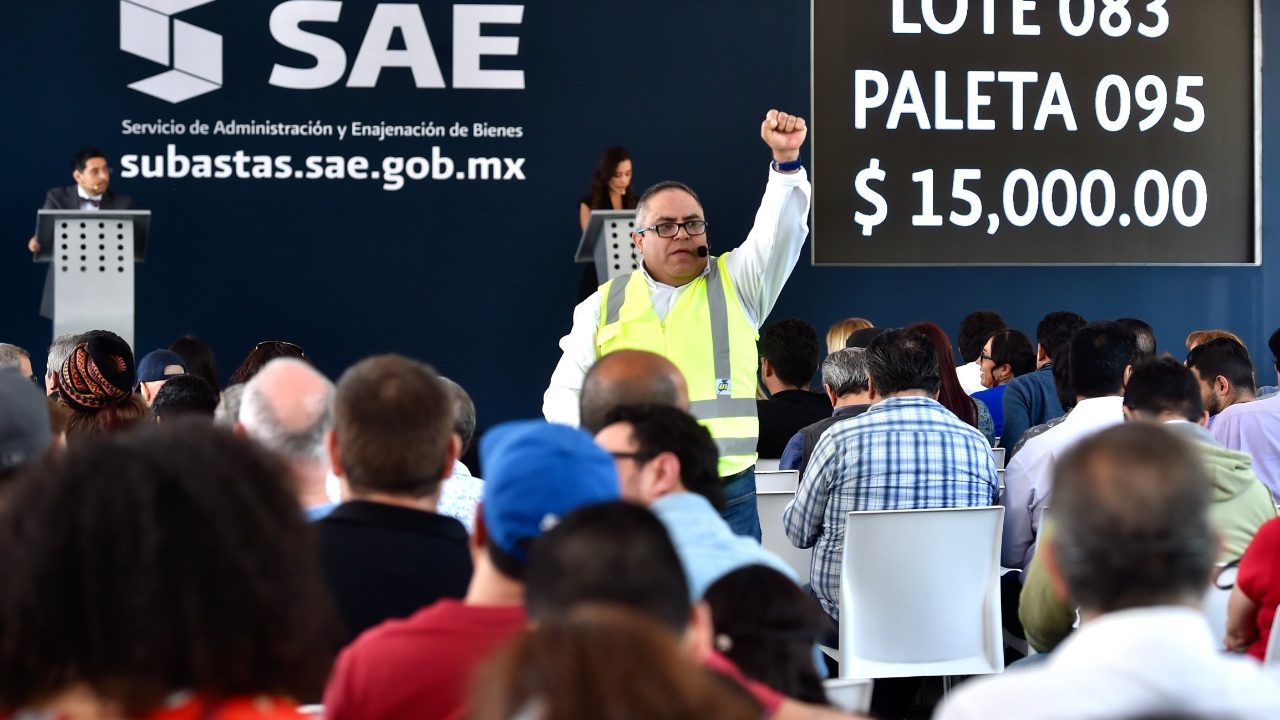 Asisten 70 personas a subasta de joyas incautadas al crimen