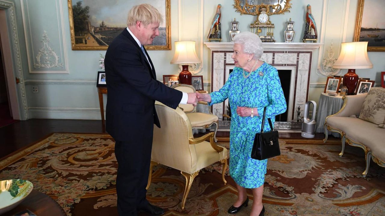 Reina Isabel concreta relevo de gobierno británico: se va May, llega Boris Johnson