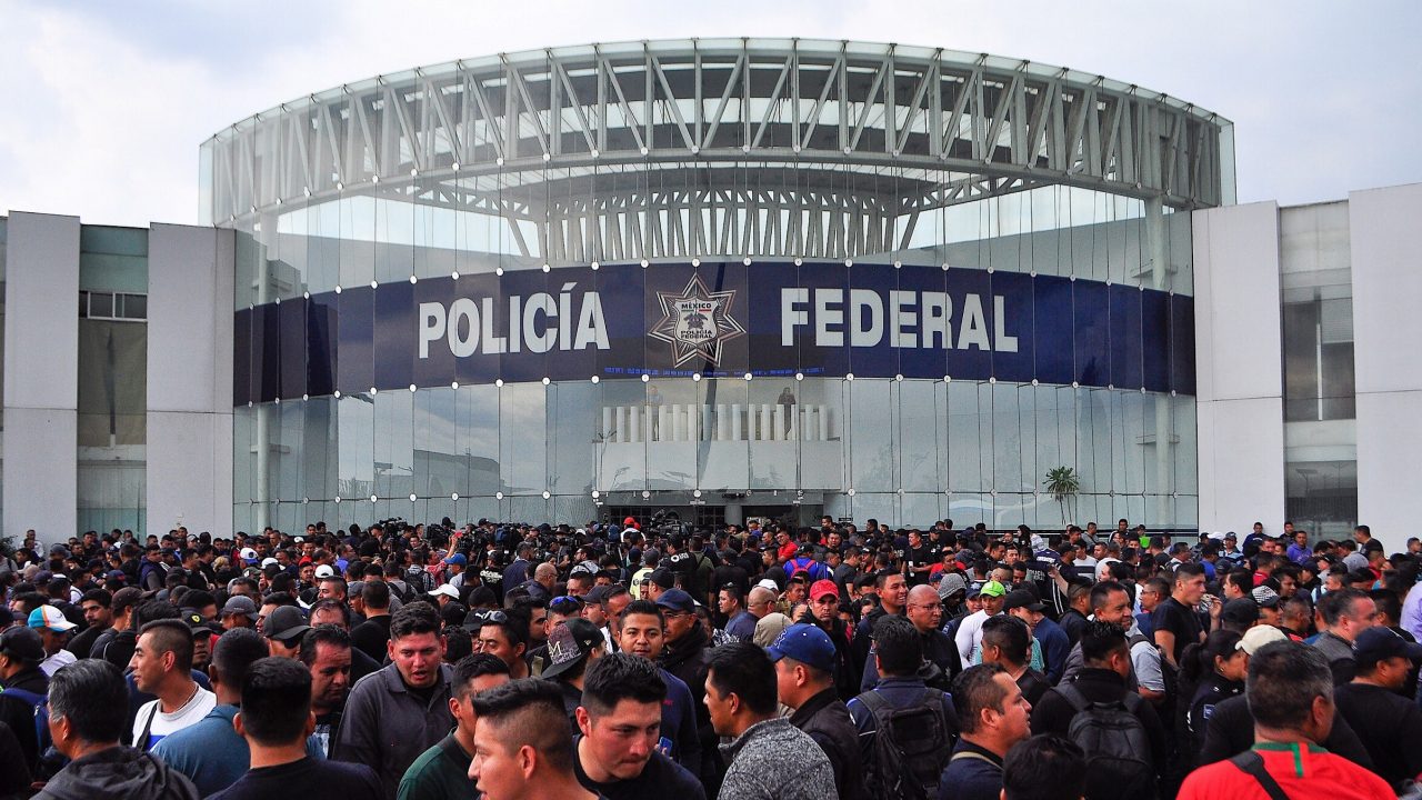 Policías federales preparan protesta en el AICM; ya los esperan agentes locales