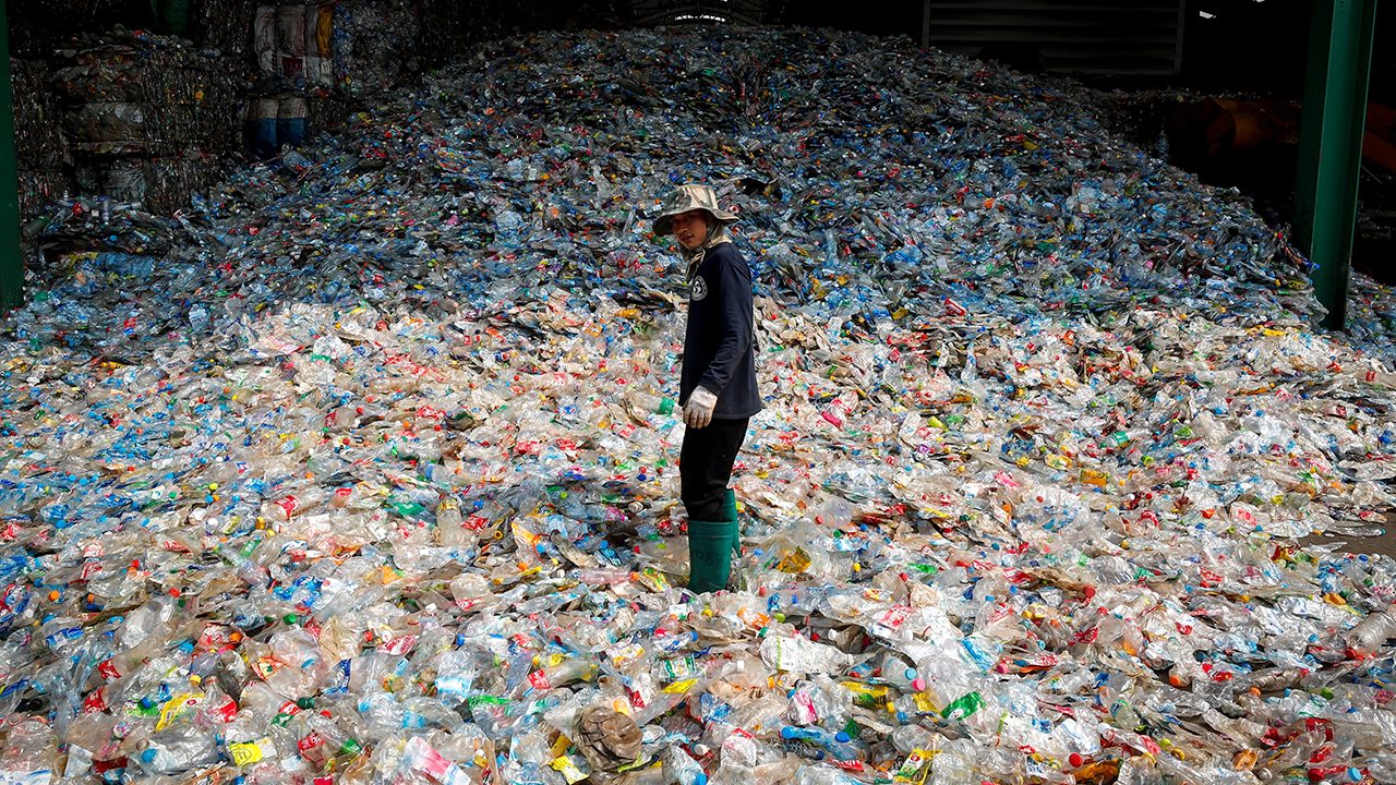 El plástico, de material ‘revolucionario’ a pesadilla ecológica