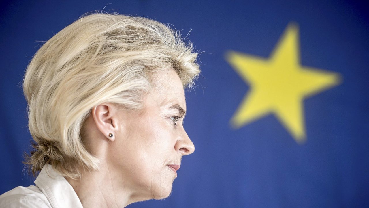 Unión Europea elige a la primera mujer presidenta de su órgano ejecutivo