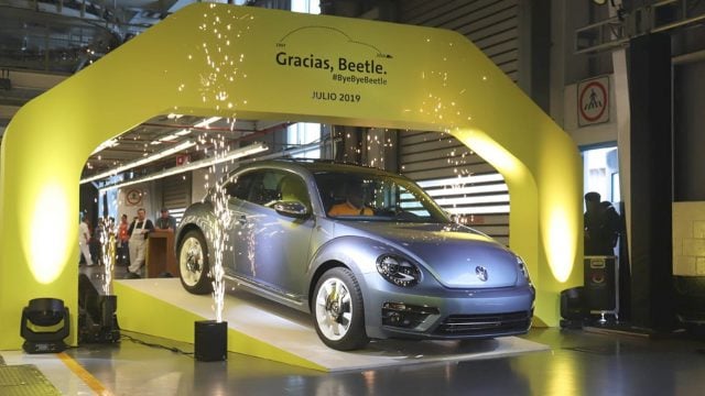 Volkswagen le dice adiós al 'Vocho': sale el último de la planta en Puebla  • Negocios • Forbes México