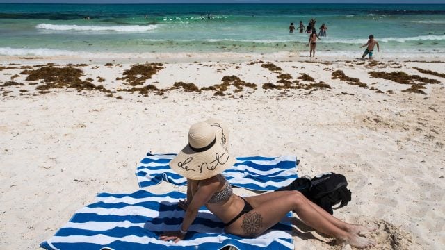 Turistas en Playa Lagarto, Cancún, México. Agosto 2019. Foto: Angélica Escobar/Forbes México.