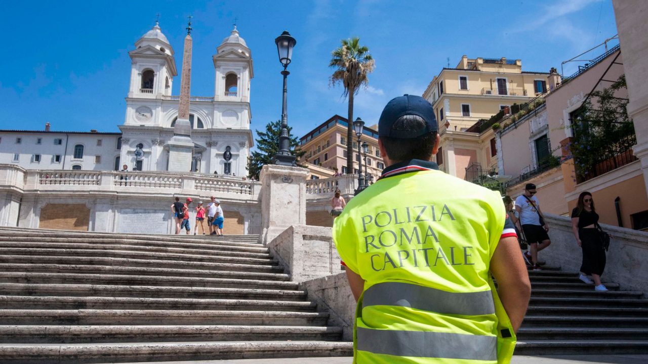 Roma prohíbe sentarse en la escalinata de Plaza de España y desconcierta a turistas