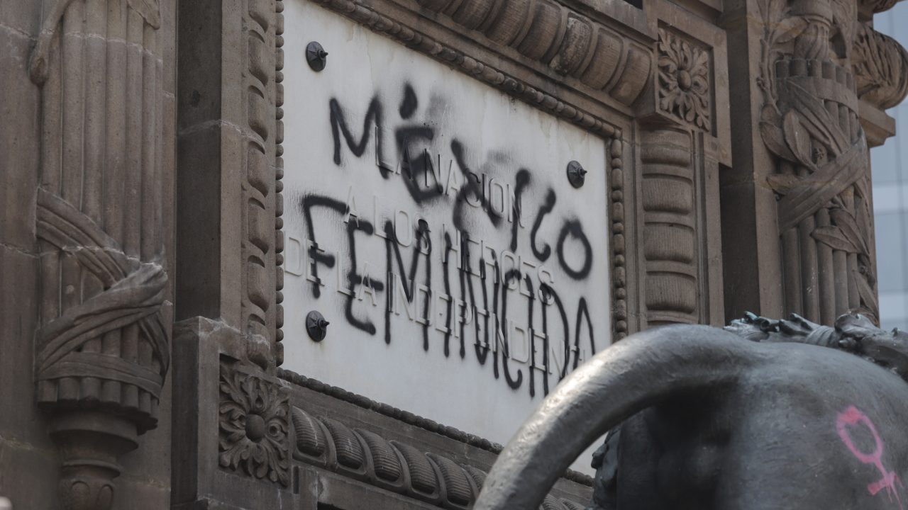 AMLO condena violencia y destrucción en marcha; descarta usar la fuerza