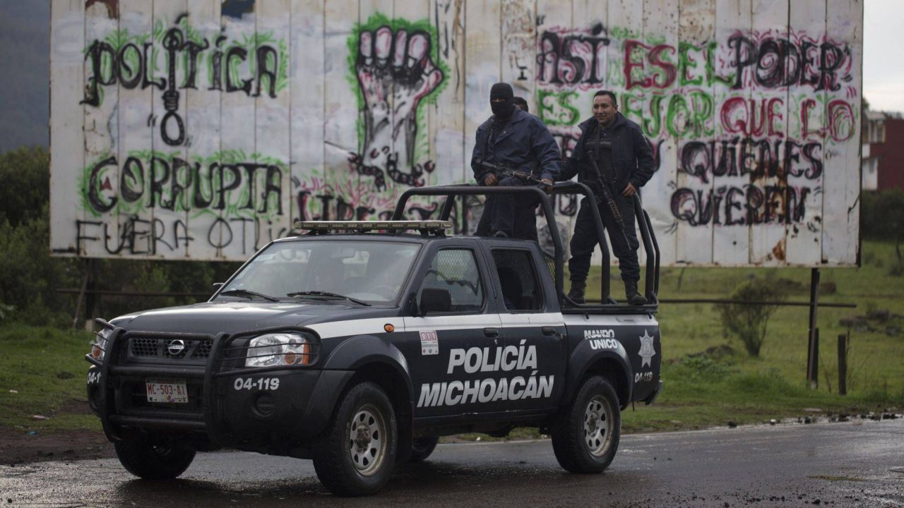 Agentes arrestan a siete personas y decomisan explosivos en Michoacán