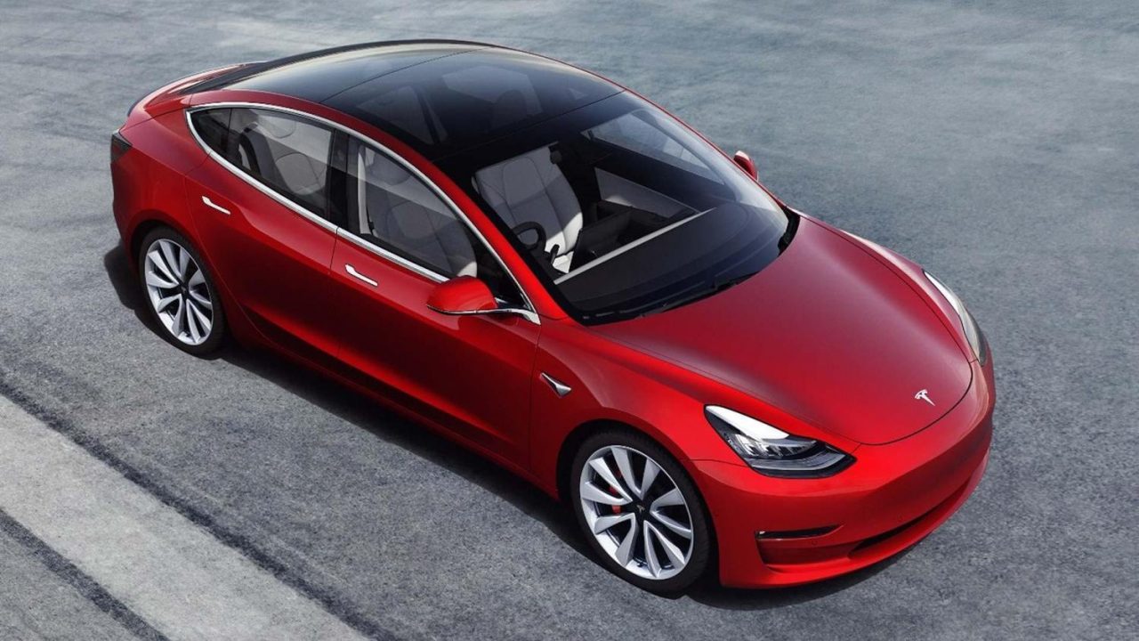 Tesla reporta ganancias por segundo trimestre consecutivo y sus acciones tocan niveles récord