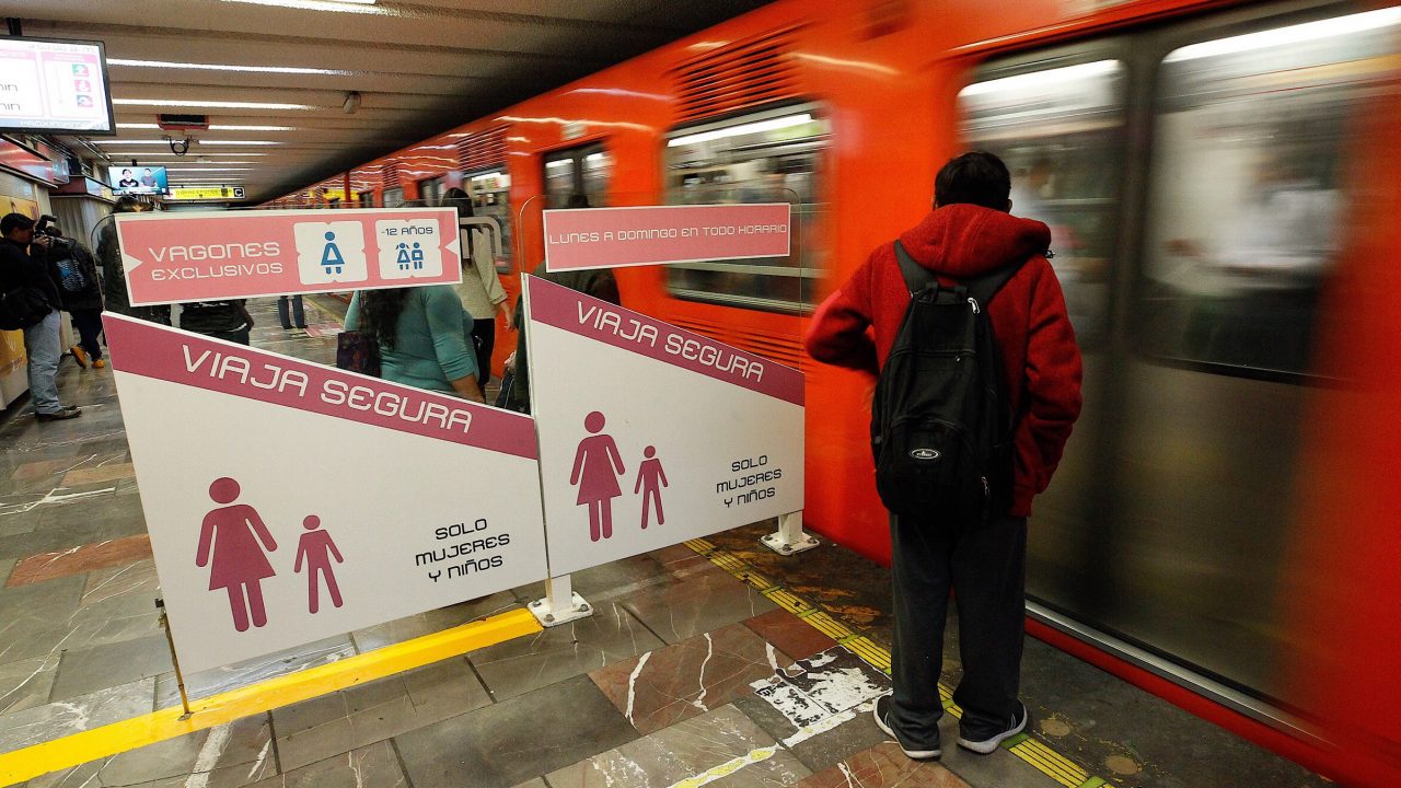 Hombres que invadan espacios para mujeres en el Metro serán multados