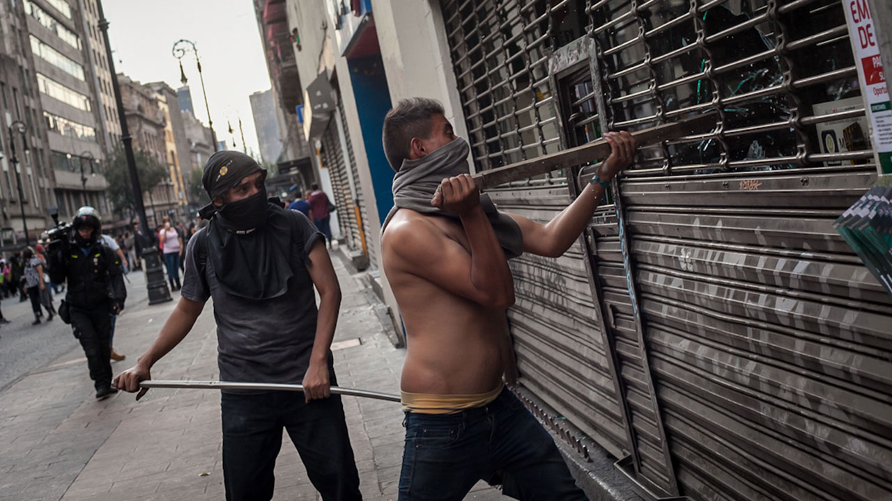 Encapuchados realizan destrozos en marcha por Ayotzinapa