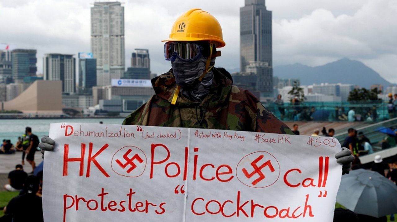 Policía de Hong Kong ataca a manifestantes con gas lacrimógeno