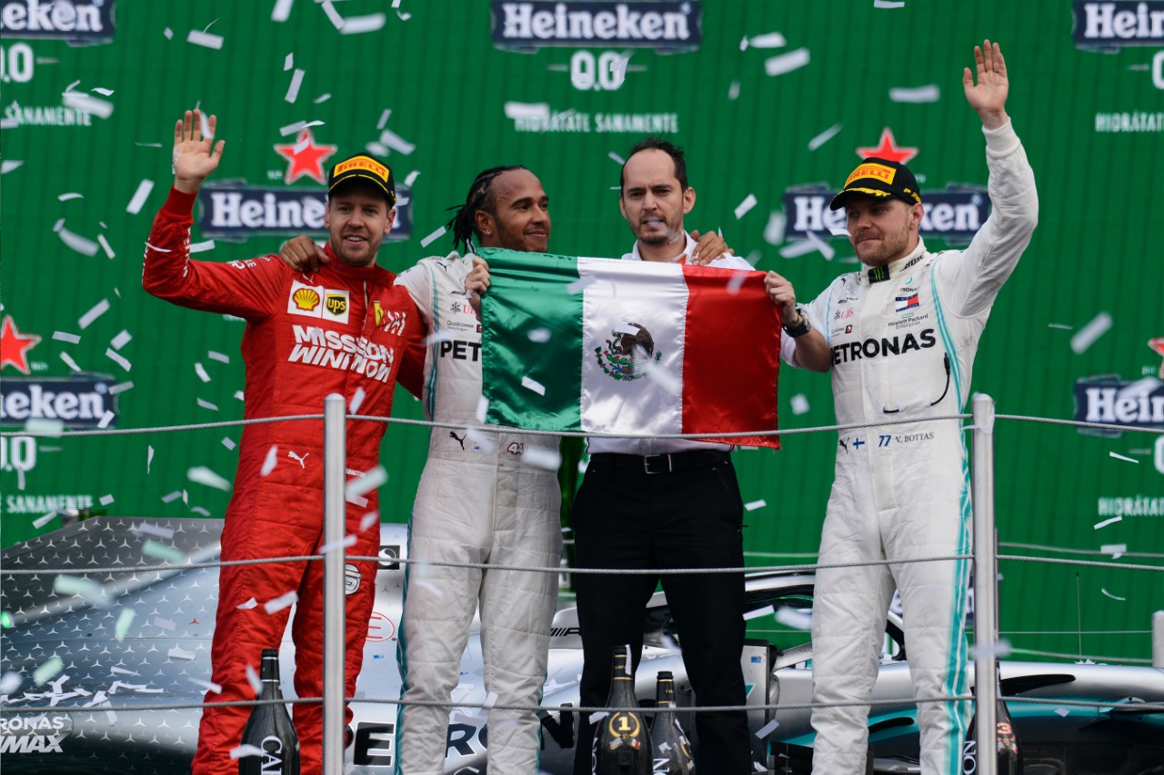Tras disputarse las 71 vueltas estipuladas para la F1®ESTA, el icónico podio mexicano vivió su momento cumbre cuando Lewis Hamilton apareció junto a su auto en el escenario del Foro Sol. A su lado los pilotos, Sebastian Vettel y Valtteri Bottas – segundo y tercero, respectivamente – celebraron ante un Autódromo Hermanos Rodríguez lleno de vida.
