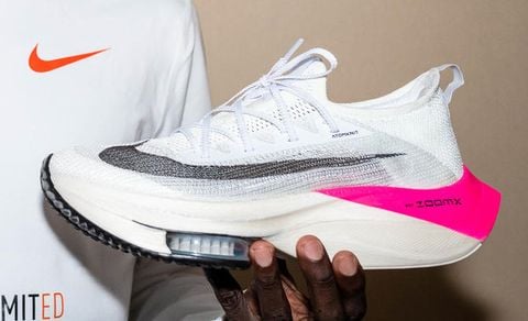 Prohiben los tenis Nike del corredor que batió el récord del maratón