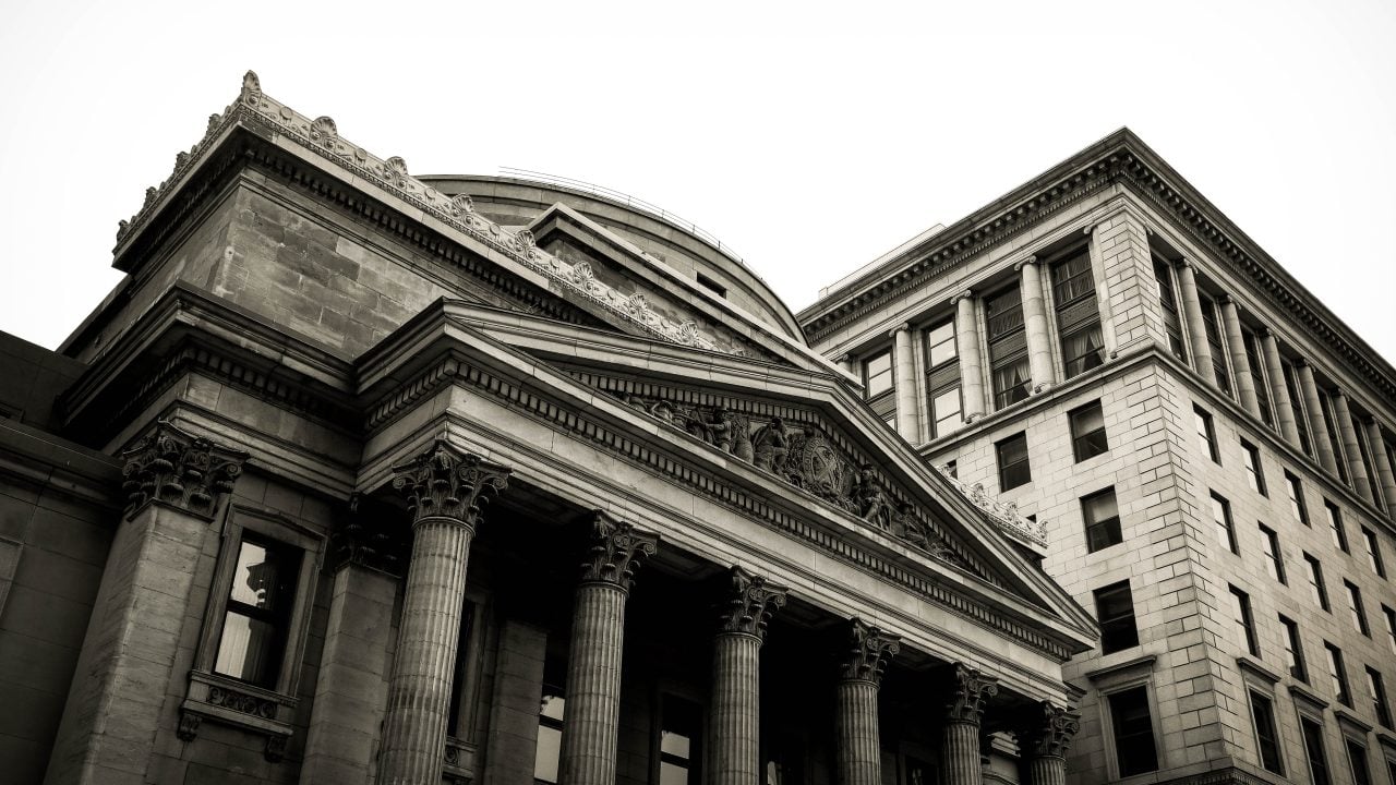Gobernador de la FED propone nuevos estándares de capital para evitar la quiebra de bancos