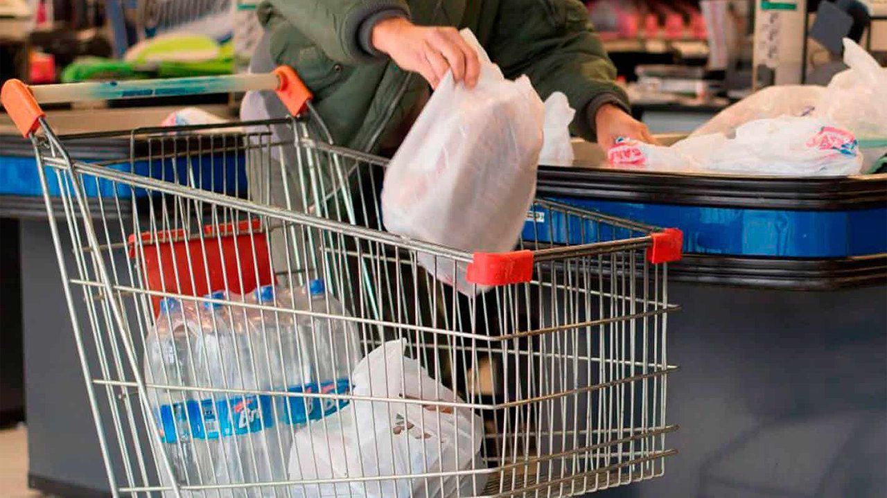 Supermercados dejarán de ofrecer bolsas de plástico en 2020