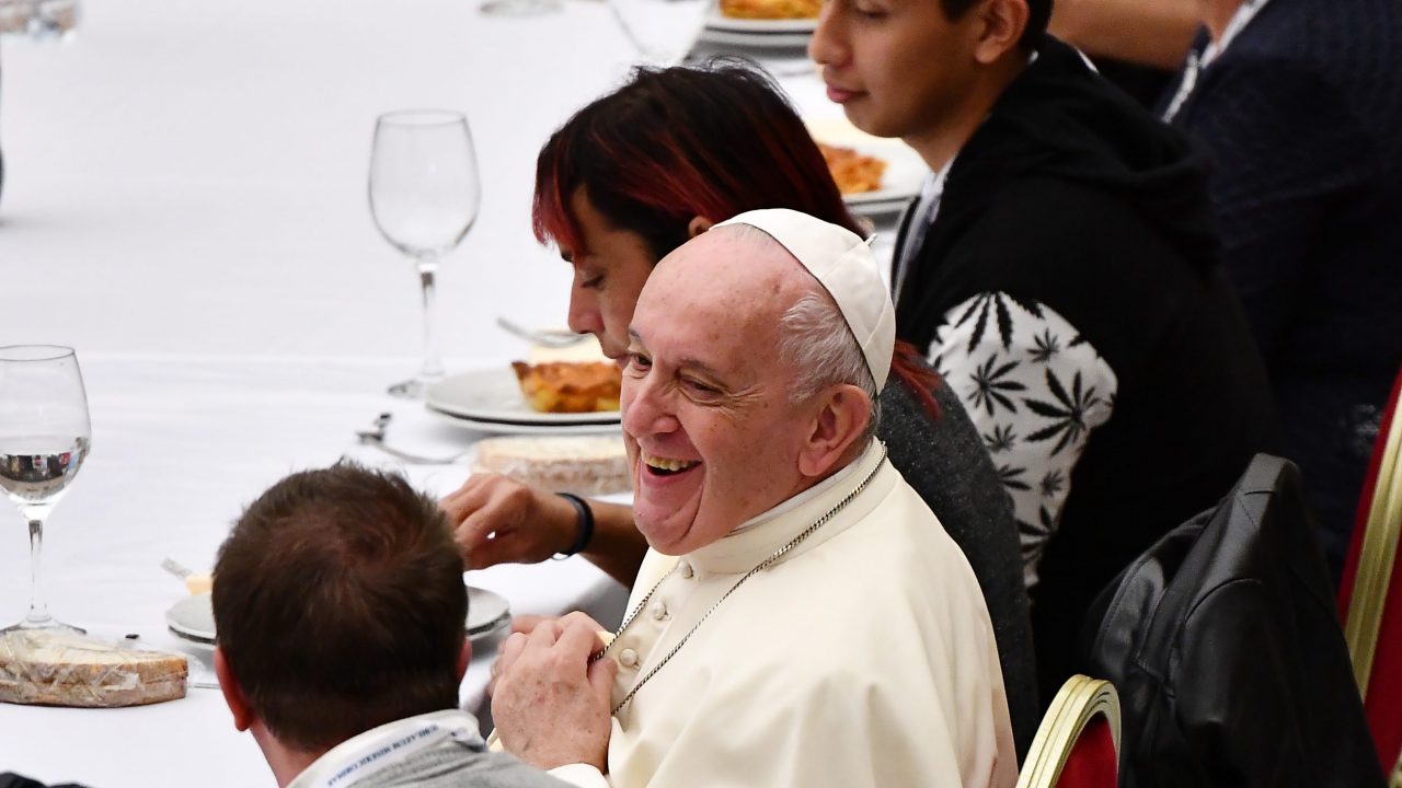 Papa Francisco invita a 1,500 pobres a almorzar en El Vaticano