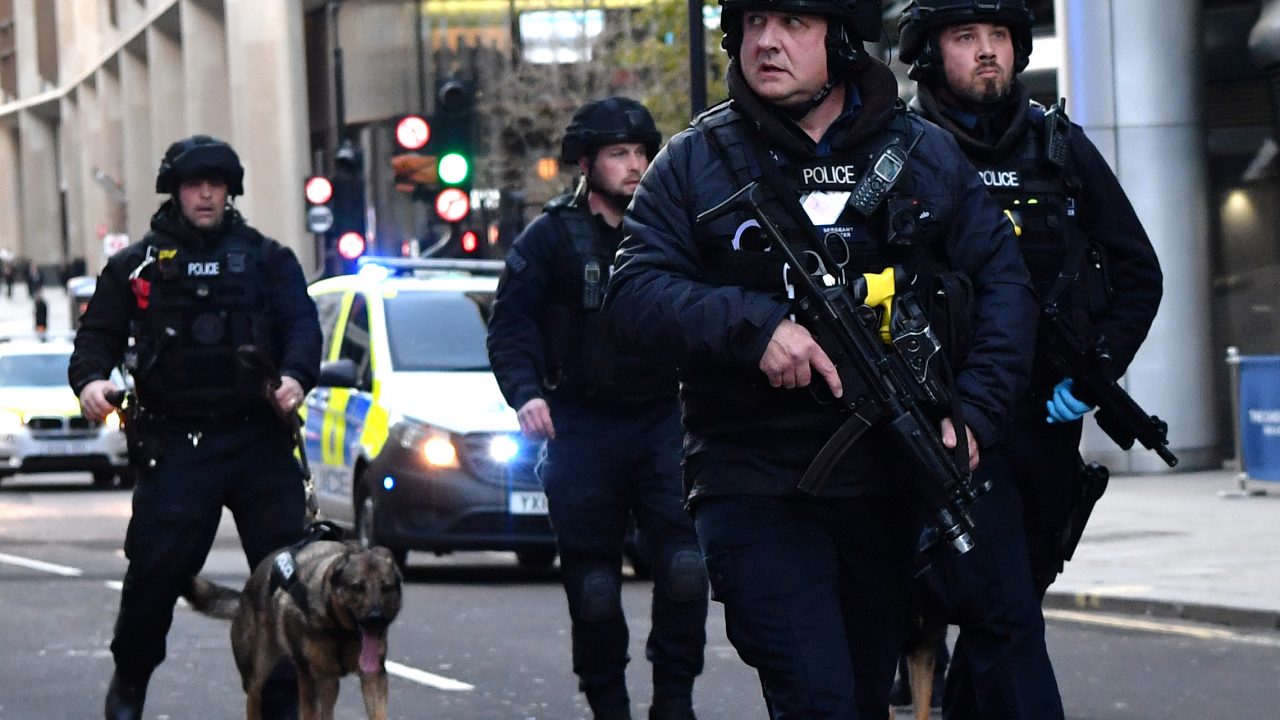 Policía británica abate a tiros a hombre en Puente de Londres