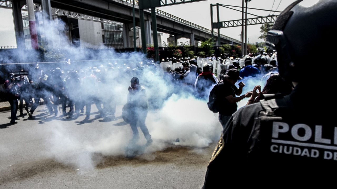 Federales inconformes lanzan gas pimienta a policías; es una provocación: Durazo