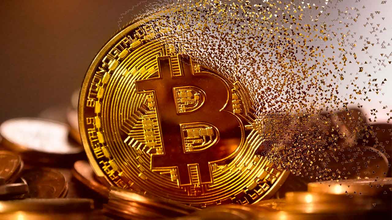 Bitcoin cae un 5% tras el desplome del fin de semana