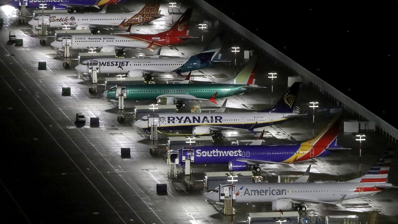 Renuncia CEO de Boeing tras crisis de aeronaves