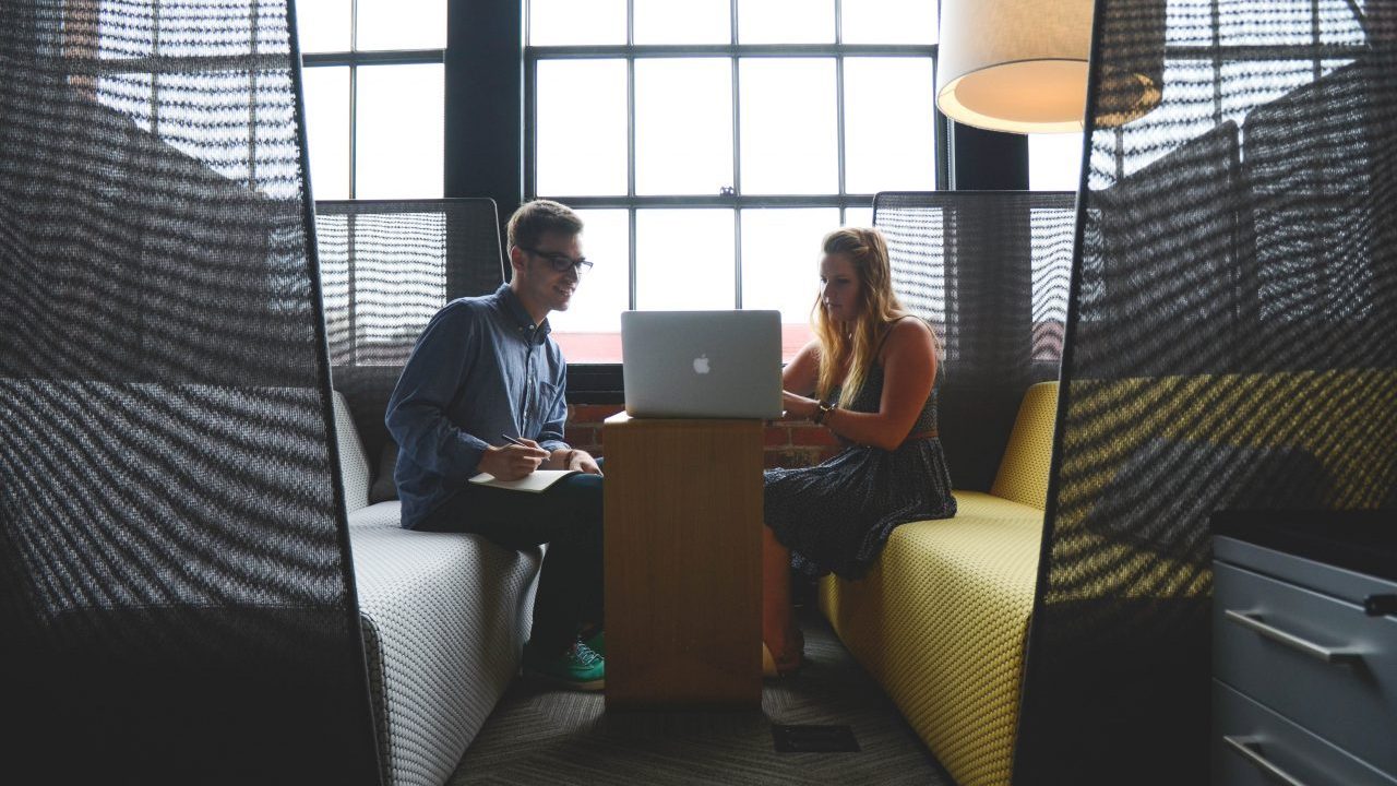 ¿En qué debería invertir una startup en su fase inicial: mejora de producto o marketing?
