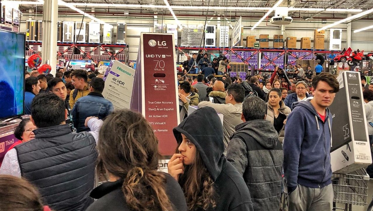 Economía desfavorable no detiene ‘cacería de pantallas’ ni empujones en el ‘Fin Irresistible’