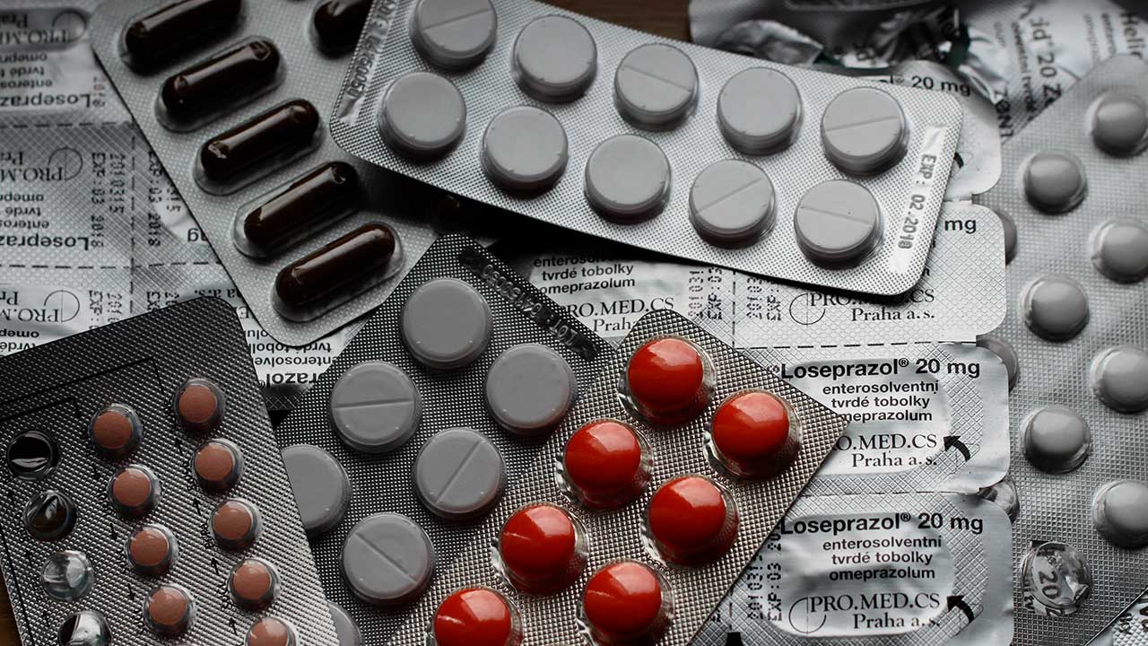 Cadenas farmacéuticas se enfrentan a primer juicio por epidemia de opioides en EU