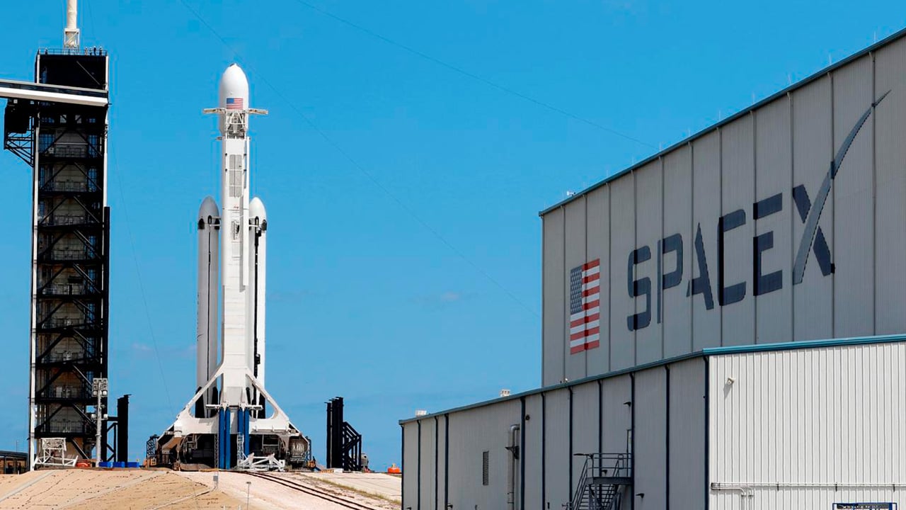 NASA y SpaceX lanzan con éxito su octava misión comercial tripulada a la EEI