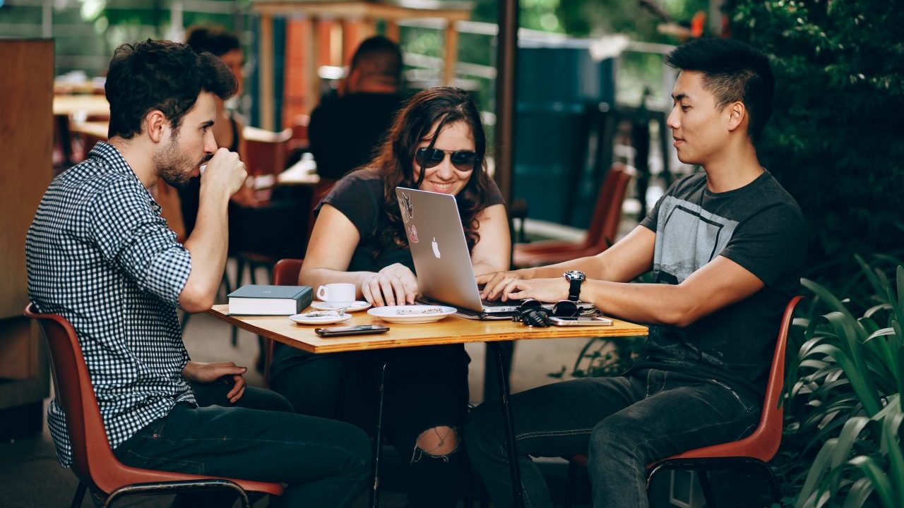 Millennials ven más confiable un gobierno de inteligencia artificial que de políticos