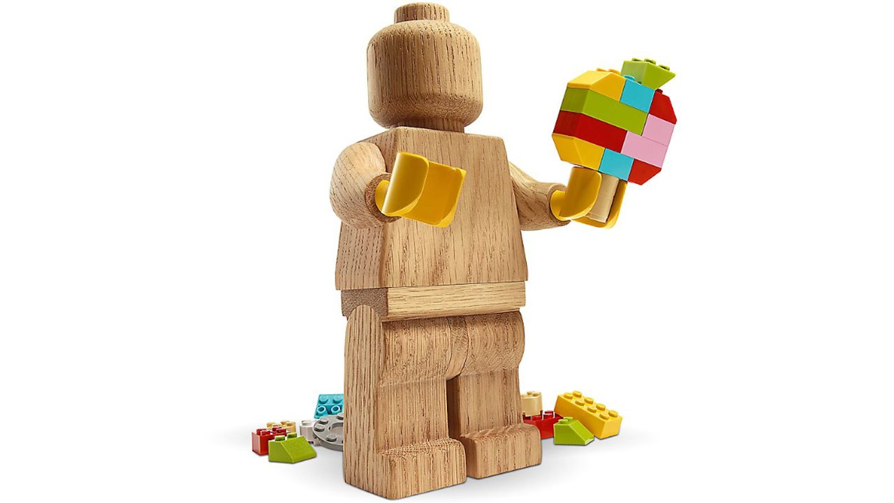 Lego vuelve a sus raíces y lanza figuras para decorar en madera