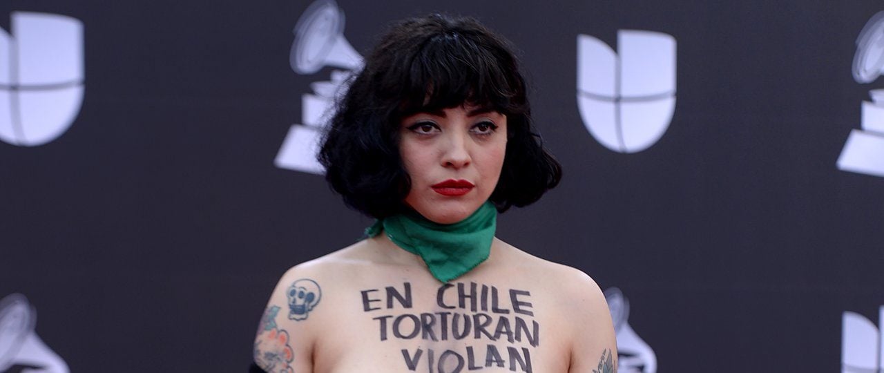 Mon Laferte admite que buscó impulsar canción que revela situación en Chile