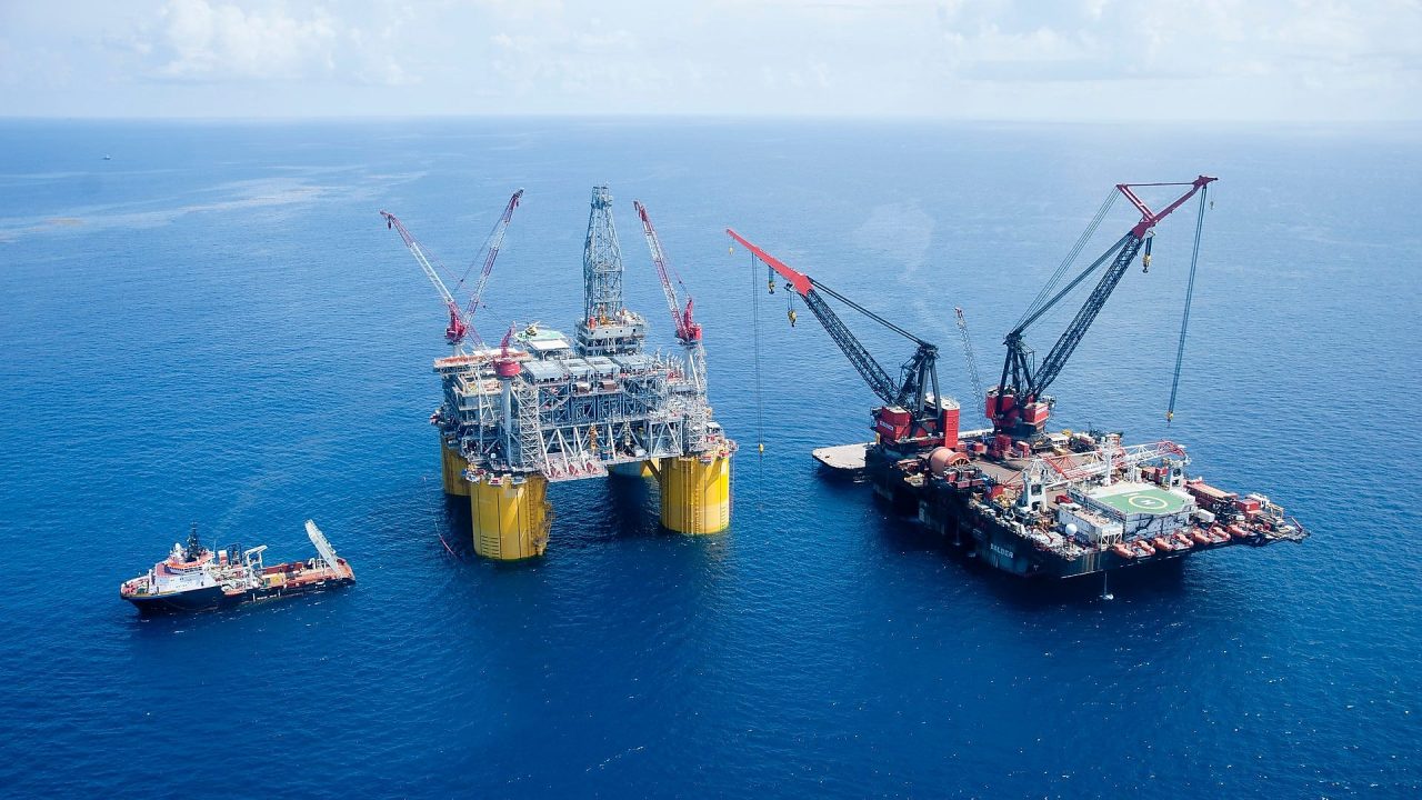 Total compra a Shell su participación en contrato petrolero