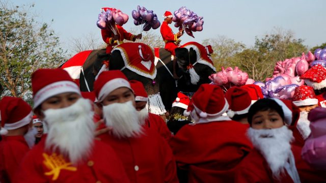 Elefantes vestidos de Santa Claus reparten regalos en Tailandia •  Actualidad • Forbes México
