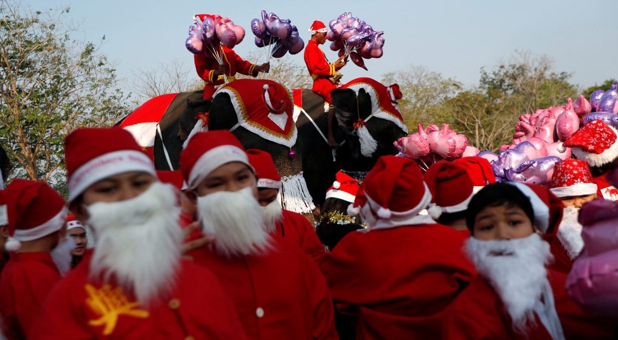 Elefantes vestidos de Santa Claus reparten regalos en Tailandia