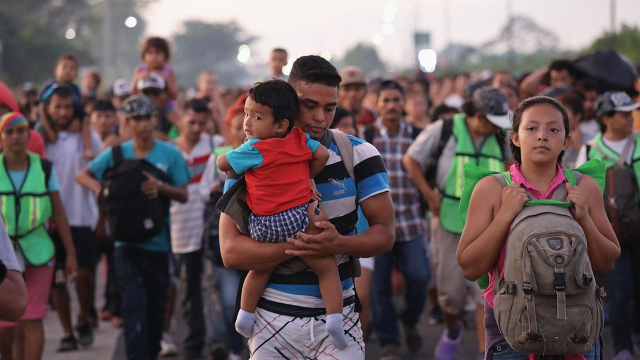 Caravana con más de 1,000 migrantes entra a Guatemala avanzando rumbo a México