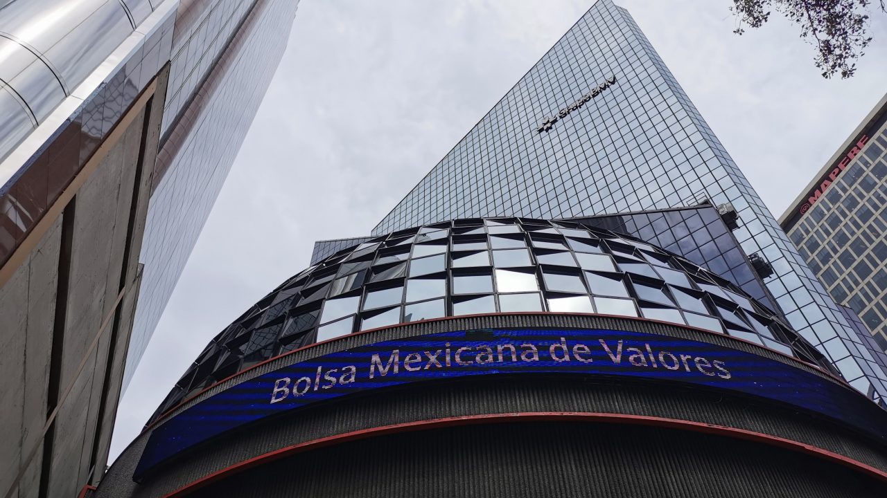 BMV inicia la semana con caída de 0.51%