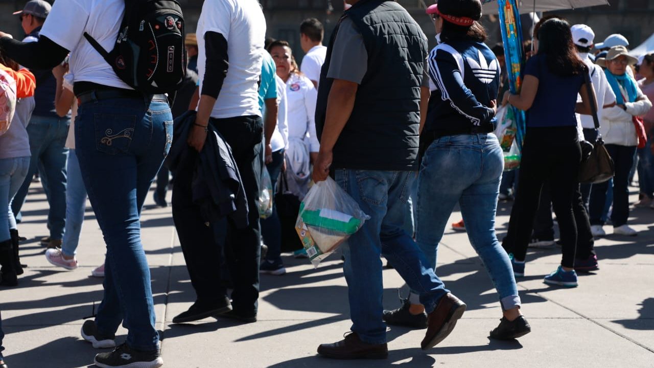 Llegan grupos de el SNTE a apoyar a AMLO; les dan bolsa con jugo y sandwich