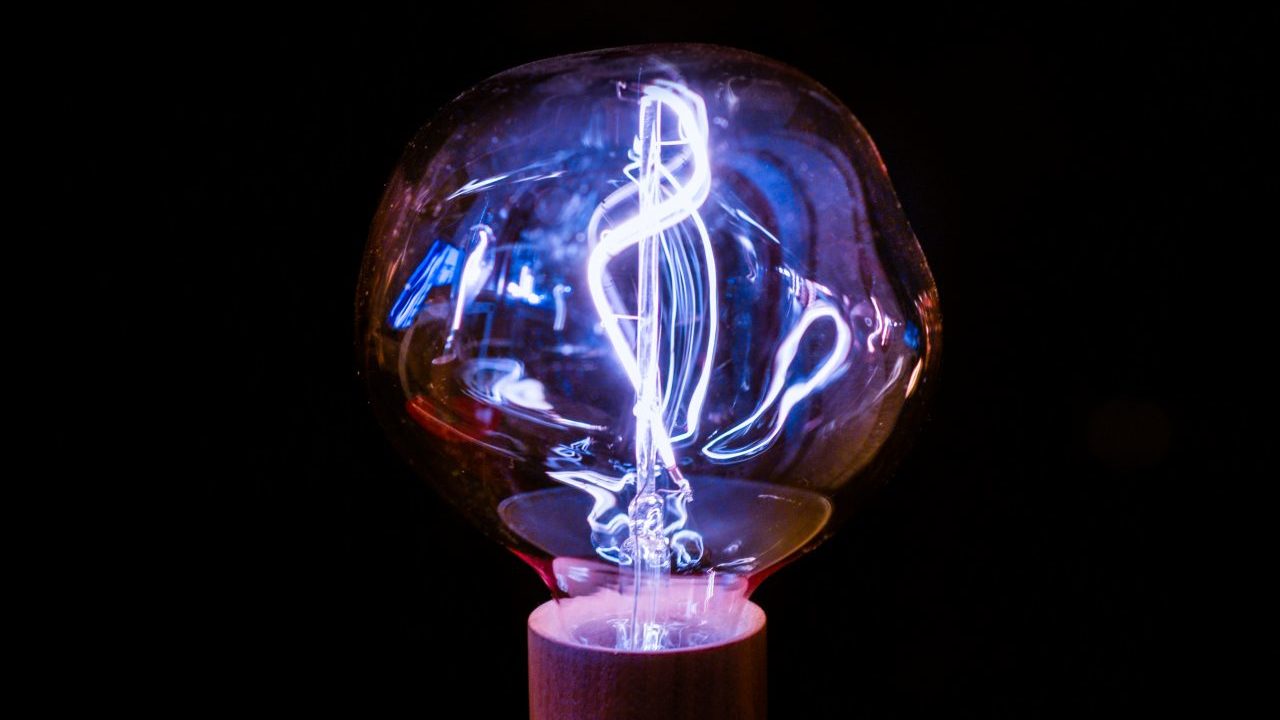 Cómo la IA y las baterías de ion-litio pueden prevenir apagones eléctricos