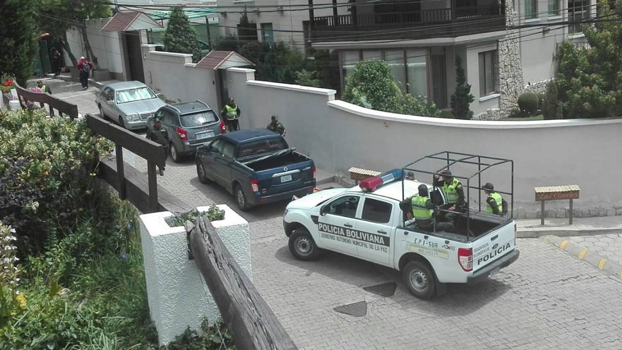 Continúa vigilancia policial y con drones a embajada mexicana en Bolivia
