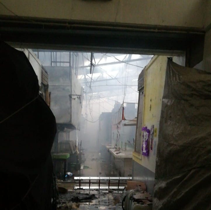 Incendio en mercado de San Cosme daña 1 de cada 3 puestos