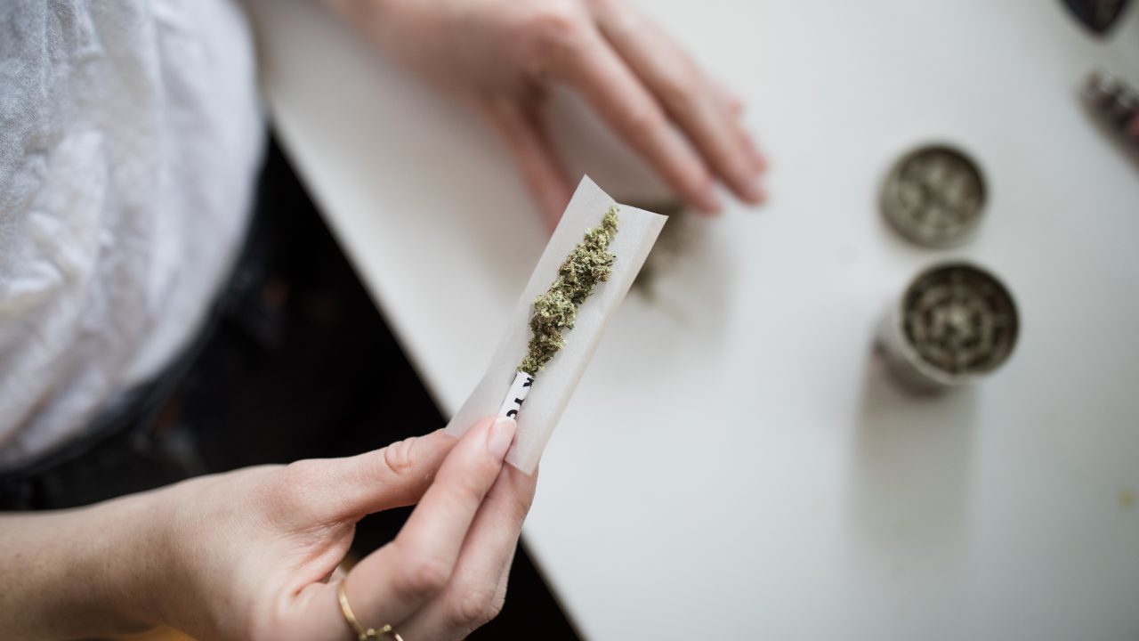 Legalizar la mariguana para adultos también aumenta el consumo adolescente