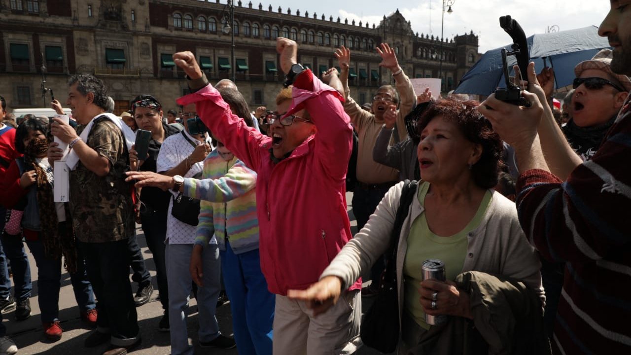 Discuten integrantes de la Caravana de la Paz con ‘obradoristas’ en el Zócalo