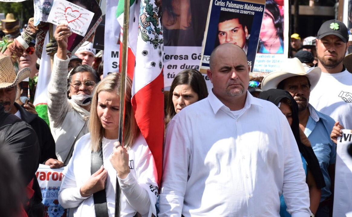 Le Barón y Sicilia saludan a padres de los 43; no se unen a la marcha
