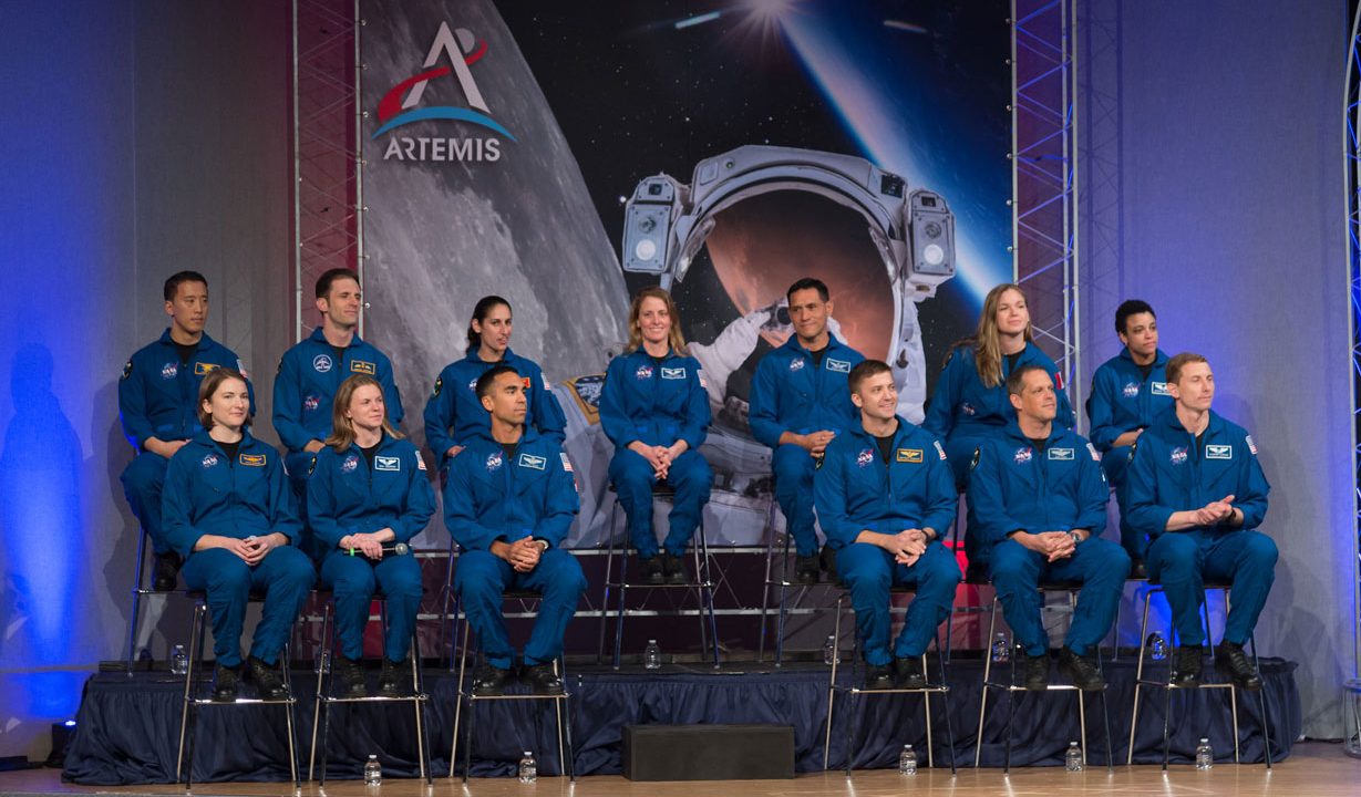 Mujeres y un hispano, entre los nuevos astronautas de la NASA